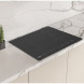 Whirlpool WB S2560 NE BM ingebouwd in witte marmeren keukenblad met plant decoratie