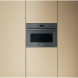 Whirlpool WCT7A9PHTSSG combi-stoomoven met magnetron ingebouwd in moderne keuken tussen beige kastdeuren