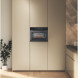 Whirlpool WCW46HMB inbouw in keukenkast tussen beige kasten in keukenruimte