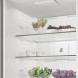 Whirlpool WHK 22373 X6EA koelkast bovengedeelte geopend met stellages en inhoud