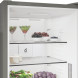 Whirlpool WHK 22373 X6EA koelkast bovengedeelte interieur stellages met voedsel detail
