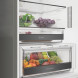 Whirlpool WHK 22373 X6EA koelkast bovenvak deurrekjes opengeklapt met voedsel