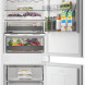 Whirlpool WHK2 5293B5E Amerikaanse koelkast gevuld met voedsel, geopende deuren tonen interieur met groenterekken