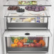 Whirlpool WHK2 5293B5E bovenste koelkastafdeling interieur met geopende laden en schappen met verse producten