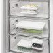 Whirlpool WHK2 5293B5E vriezerla met Dairy-lade geopend en Crisper-lade eronder
