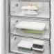 Whirlpool WHK2 5294 B6E vriezer geopend met drie laden en voedsel