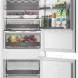 Whirlpool WHK2 5294 B6E1 inbouwkombikast geopend met voedsel, beide deuren open met gevulde schappen en groentenladen
