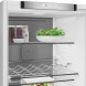 Whirlpool WHK2 5294 B6E1 koelkastgedeelte geopend met zichtbare schappen, wavinglades en bewaarvakken