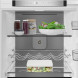 Whirlpool WHK2 5294 B6E1 koelkastinterieur frontaal met meerdere schappen en voedselbewaarvakken