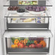 Whirlpool WHK2 5294 B6E1 Dairy compartiment geopend met kaas en zuivelproducten, Crisper-lade beneden