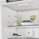 Whirlpool WHK2 5322 B4E koelkast interieur detail met geopende deur, schappen en 6th sense bol