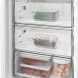 Whirlpool WHK2 5322 B4E koelkast rechts detail met geopende deur, manden en flessenrek