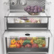 Whirlpool WHK2 5323 B5E2 koelkast met geopende Dairy-lade en Crisper-groentevak