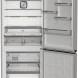 Whirlpool koel-vriescombinatie beide deuren geopend met lege schappen en laden