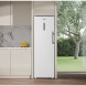Whirlpool WHMFF 6312 W5E vriezer in moderne keuken tegen marmeren achterwand en granieten blad