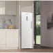 Whirlpool WHMFF 6312 W5E vriezer in keukenopstelling naast lichte kastjes en raampartij