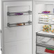 Whirlpool WHMFF 6312 W5E vriezer linkerdeur geopend met twee uitschuiflade-organizers met producten