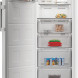 Whirlpool WHMFF 6314 W6E vriezer geopend met voedsel in laden en bovenste stellingen