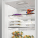 Whirlpool WHMFF 6314 W6E vriezer deurvakken middensectie met dozen en bevroren artikelen