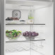 Whirlpool WHMLF 6442 XP4 koelkast bovenkant interieur, linkerzijde met schappen en fruit