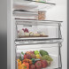 Whirlpool WHMLF 6442 XP4 onderste friszones detail met dairylade en crisperlade vol groenten