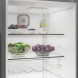 Whirlpool WHMLF 6444 XP6E koelkast bovensectie open met rekken en 6th sense sensor