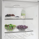 Whirlpool WHMLS 2411 W4E koelkast geopende deur bovensectie detailweergave glazen schappen