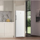 Whirlpool WHMLS 2411 W4E koelkast geopende deur bovensectie interieur met flessenrek en schappen