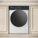 Whirlpool was/droogcombinatie in beige keukensetting tussen kastdeuren gepositioneerd