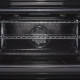 Foto van de binnenzijde van de oven met achterin de VPNRI94IX de ventilator voor de hetelucht circulatie.