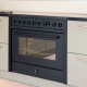 De Steel EQ9F-5FIW NF strak ingebouwd door de doorlopende glasplaat in een moderne keuken