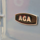 Close-up van AGA logo op deur – eR3 110 fornuis in Dartmouth Blue