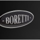 Op de klep van het fornuis is een Boretti logo geplaatst