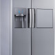 De Samsung RS7778FHCSR is uitgevoerd met ijsdispenser en minibar, beide vlak vormgegeven.