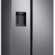 De ijsdispenser bevindt zich op de deur van de vriezer van de Samsung RS68N8222S9