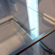 De binnenzijde van de Smeg FC370X2PE beschikt over glazen draagplateaus en heldere LED verlichting over de volledige hoogte