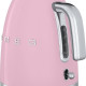 De Smeg KLF01PKEU waterkoker roze is uitgevoerd in het retro jaren 50 design