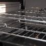 De ruime oven heeft een inhoud van 123 liter en beschikt over telescopische geleiders