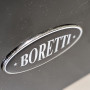 Boretti logo op de voorzijde van het MLI94DZW inductiefornuis