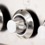 De robuuste grote rvs knoppen van de VPI93WT geven het inductiefornuis een stoer design