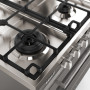 Close-up van de zwarte gietijzeren pandragers en messing branders van het LD096WSCM3/SS fornuis