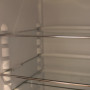 Het interieur is strak en voorzien van glazen draagplateaus