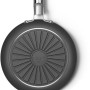De onderzijde van deze Smeg koekenpan is voorzien van een hoogwaardige bodem welke onder andere geschikt is voor inductie koken.