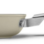 De Smeg FPF2402CRM koekenpan is uitgevoerd in de kleur crème