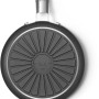 Foto van de bodem van de Smeg SPF2012BLM welke geschikt is voor gas, keramisch en inductie koken.