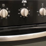 De combinatie van de zilveren accenten op het zwart maken de Etna A3405FTZT tot een fraaie inbouw oven