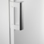 De deurgreep van de Aeg S91440TSW0 heeft een fraai afgewerkt zilver metallic detail
