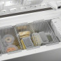Het interieur van een gevulde Aeg A83100HNW0 vrieskist wit