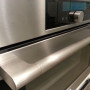 De Asko OCM8456S beschikt over een strak design met een robuuste greep
