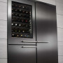 Fraai is de side by side opstelling van de Atag KA2512WD blacksteel koelkast gecombineerd met een ander Atag apparaat